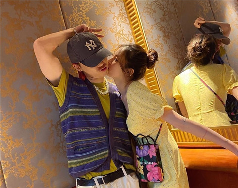 主动聊天幽默的开场白,用“诱饵”句子吸引女生2